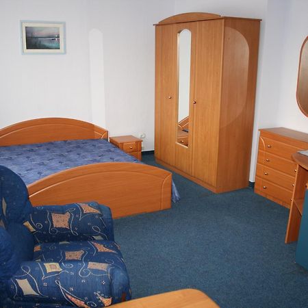 Hotel Zhovtnevyi Vinnycja Esterno foto